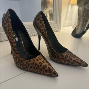 Also leopard stilettos🔥